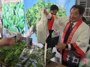 大阪トップセールス市長農産物配布