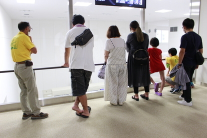 工場見学の風景(監視室)