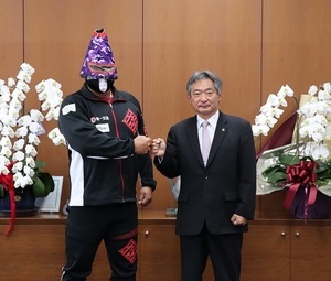 原口市長と阿蘇山選手の画像