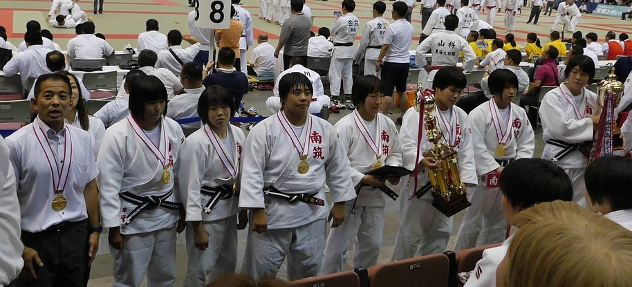 優勝報告を行う選手達の写真