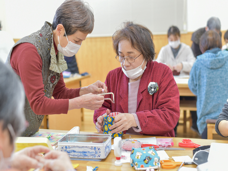 がま口を付ける様子