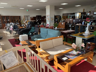 宝の市のソファーなどの展示の様子
