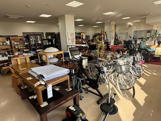宝の市の家具・自転車の展示の様子