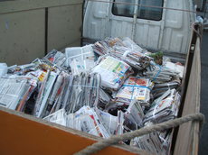 古紙類を荷台に積み込んだ状況の写真