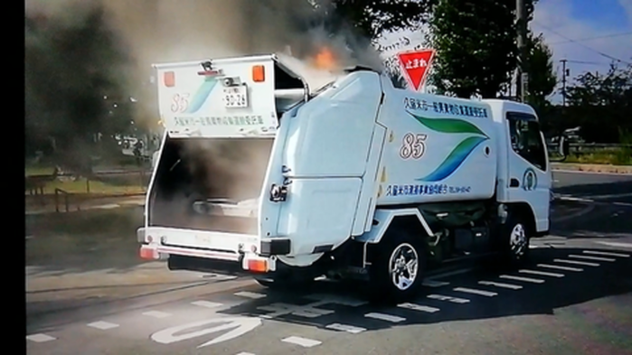 収集車が燃えている写真