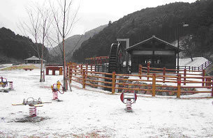 水車雪景色