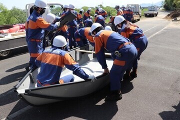 救助用ボートの組み立て訓練