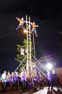 水の祭典での梯子のり演技