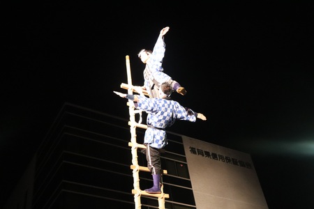 はしご上での演技の様子