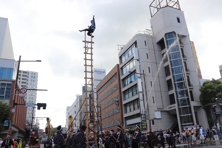 シティプラザ前での演技