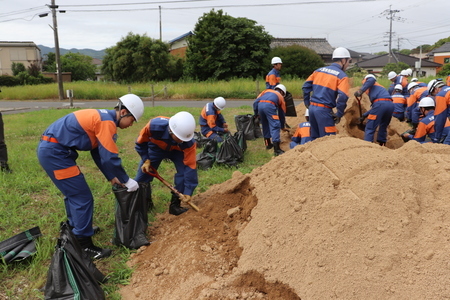 土のう袋へ真砂土を入れる様子