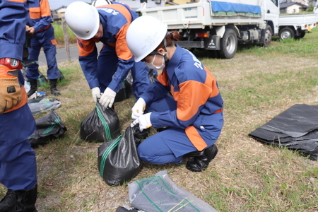 土嚢を作成する女性団員