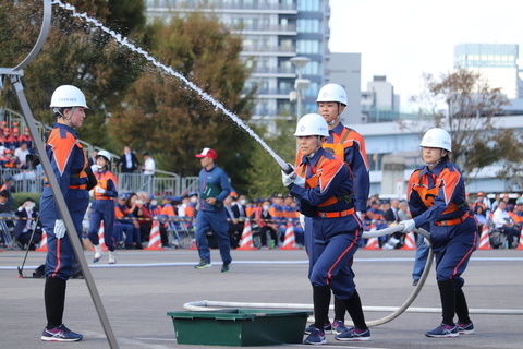 全国女性消防操法大会で放水する様子