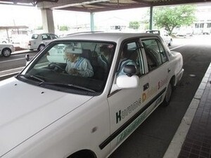 体験型交通安全講習で車の運転をする様子