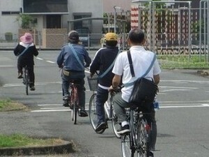 体験型交通安全講習で自転車の運転をする様子