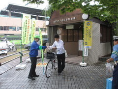 自転車安全利用キャンペーンの様子