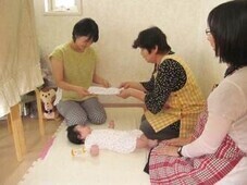 主任児童委員が同行して行う新生児訪問の様子
