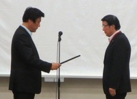 小川知事（写真の左）から表彰状を授与する緒方会長（写真の右）