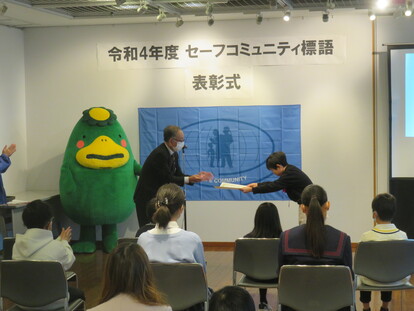 表彰状を受け取る写真