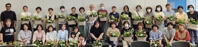 グリーンスクールの作品と記念撮影