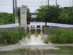 排水ポンプ排水状況の写真