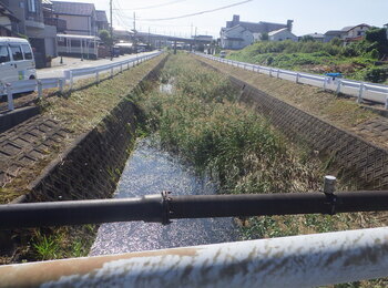 湯の尻川浚渫の着工前の写真