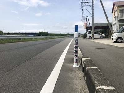 道路上での水位標設置状況写真