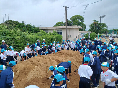 田主丸の学生の土嚢作成状況