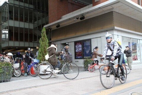 自転車に乗っている様子