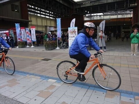 中野浩一さん、ヘルメットをかぶりサイクリング
