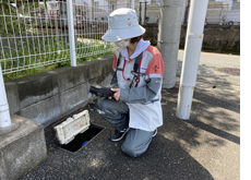 水道メーターの検針をしている写真