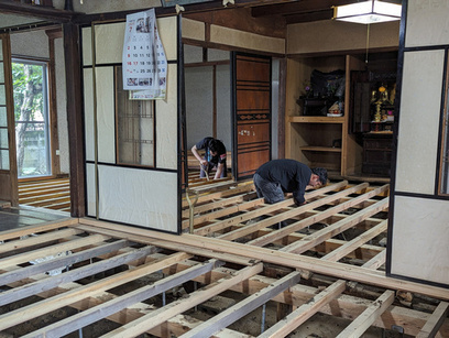 床下の土砂撤去