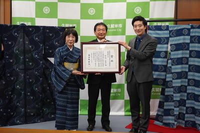 賞状を持つ松枝さんと原口市長