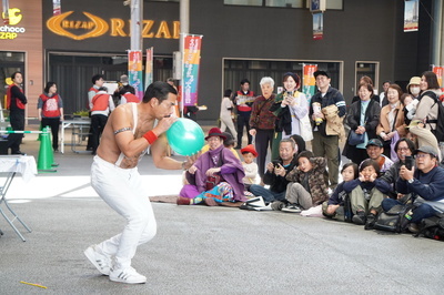 風船を使ったコメディーを披露