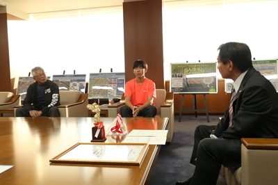 目野惺大さんと原口市長が歓談する様子