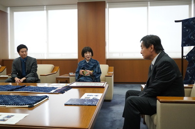 松枝さんと原口市長が懇談する様子