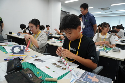 中学生がロケットを製作する様子