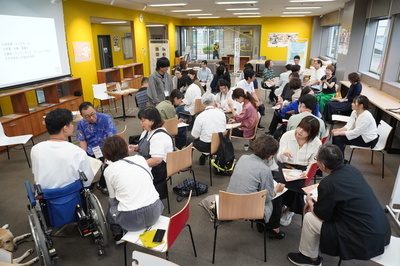熱心に意見交換する参加者