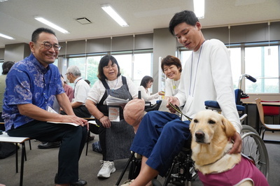 世代を超えて参加者が話し合う様子