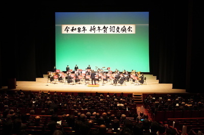 ステージで演奏する久留米商業高校生