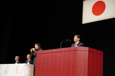 抱負を述べる原口市長