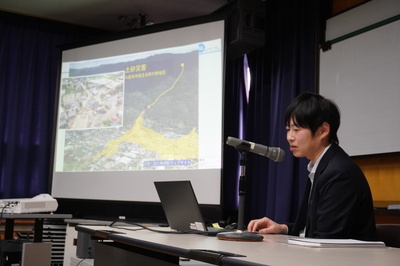 気象情報を解説する気象庁職員