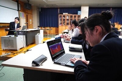 中学生がパソコンでハザードマップを確認する様子