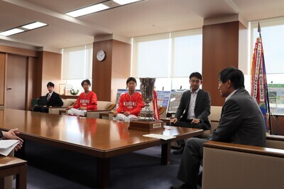 市長と懇談する様子
