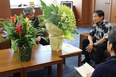 久留米花卉園芸農業共同組合の人と話す原口新五市長
