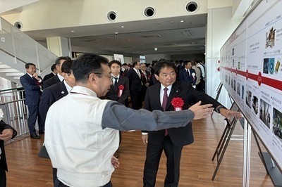 パネルを見る市長