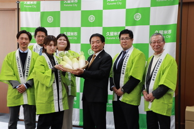 大根を渡す代表者と原口市長