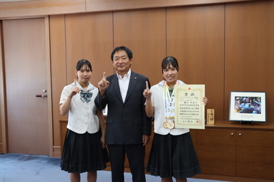 鶴田姉妹と原口新五市長の集合写真