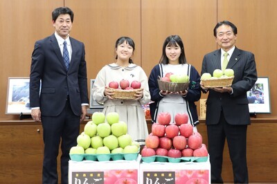 児童代表でりんごを受け取った栗木さん、名切さん