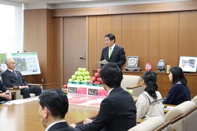 津軽みらい農業協同組合村上勝憲代表理事専務にお礼を述べる原口市長